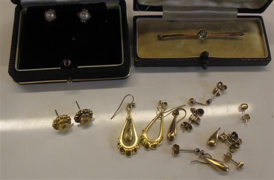 9 ct gold earrings, hand pendant, 9ct bar brooch, pearl earstuds